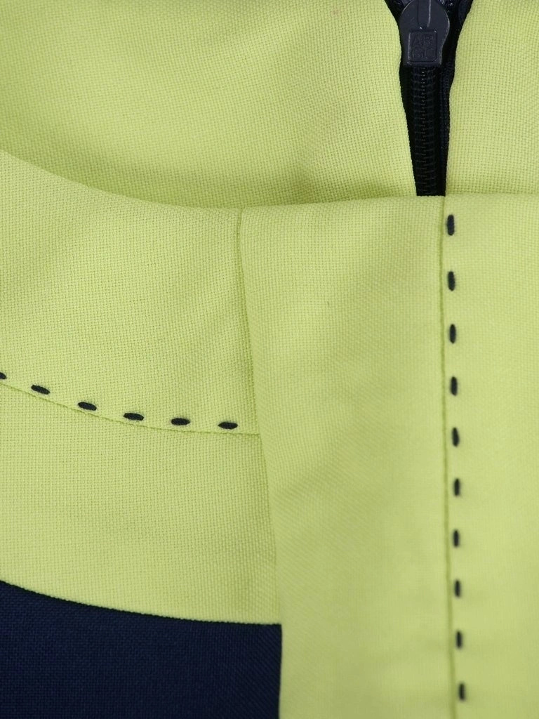 Granatowa sukienka biurowa z pistacjowym akcentem – wyszczuplający prosty krój z dekoltem łódka 3130