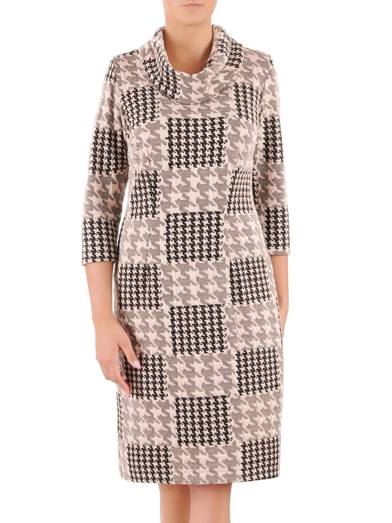 Elegancka sukienka midi w pepitkę o prostym kroju – odpinany komin i ponadczasowy styl do biura 36565