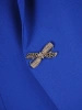 Elegancka chabrowa sukienka midi na rodzinne przyjęcia – prosty fason z dekoracyjną broszką 37109