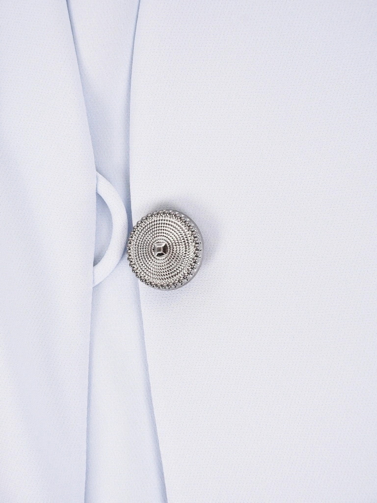 Błękitny kostium damski na wesele w kwiaty – rozkloszowany fason z prostym żakietem 41849