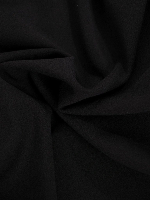 Elegancka czarna sukienka trapezowa midi – maskujący sylwetkę fason z czerwonym akcentem 18235
