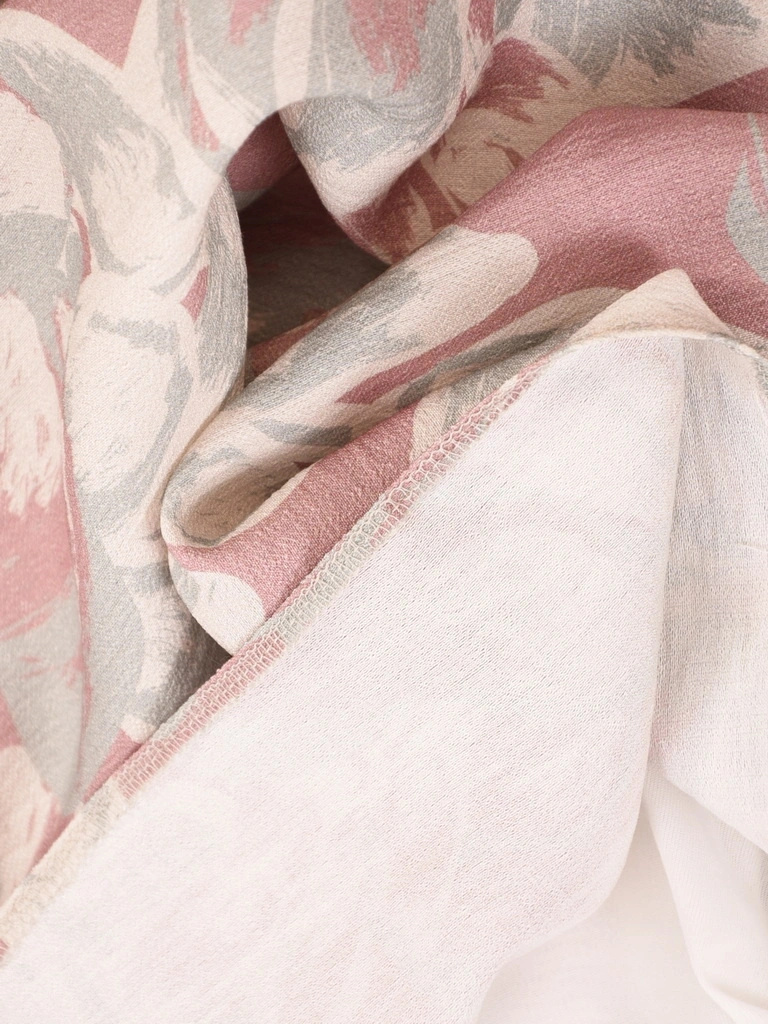Różowa sukienka w kwiaty midi rozkloszowana – kobiecy fason z paskiem i odpinanym kwiatem 41778
