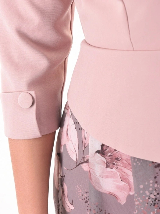 Elegancka sukienka rozkloszowana w kwiatowy deseń – kopertowy dekolt i wiązanie podkreślające talię 32871