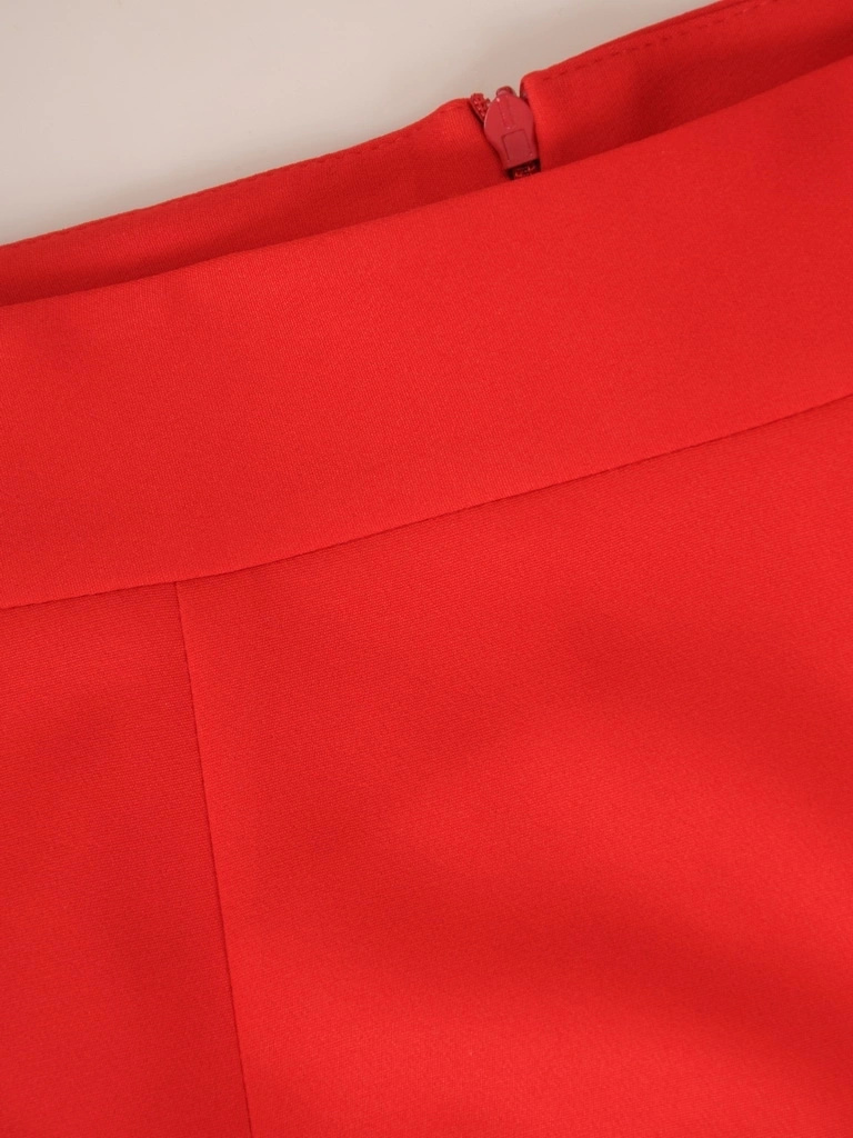 Elegancka czerwona spódnica ołówkowa midi do pracy i na spotkania – wysmuklający fason z rozcięciem 37732
