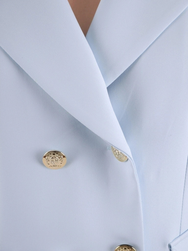 Błękitna sukienka żakietowa z kołnierzem – kopertowy fason z ozdobnymi patkami i guzikami 39484