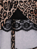 Kopertowa sukienka w modną panterkę 18622, kreacja z ozdobnym wiązaniem.