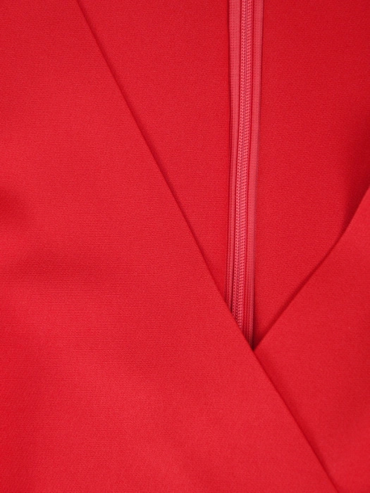Elegancka czerwona sukienka midi o prostym kroju – kobiecy dekolt w serek z ozdobnym łańcuchem 33253