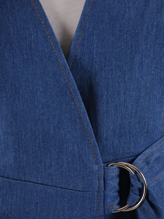 Jeansowa kamizelka damska plus size z ozdobnym zapięciem 38757