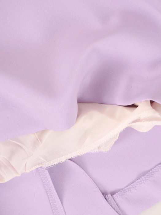 Elegancka liliowa sukienka wizytowa w kwiaty – prosty fason z wysmuklającymi zaszewkami 37974