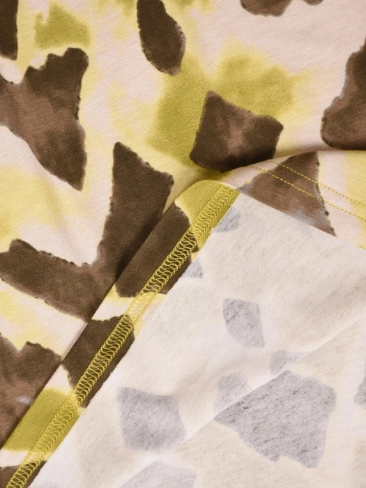 Wizytowa bluzka wiskozowa khaki z krótkim rękawem – prosty fason z dekoltem w serek wysmuklającym szyję 41431