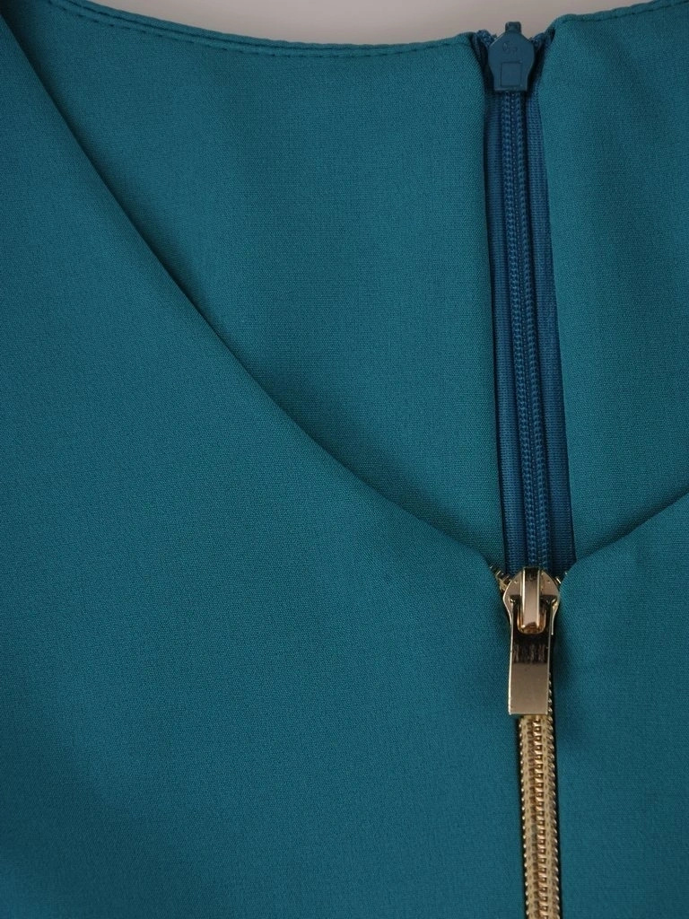Szmaragdowa sukienka midi o prostym kroju – ozdobne suwaki akcentujące talię i elegancki dekolt 3352
