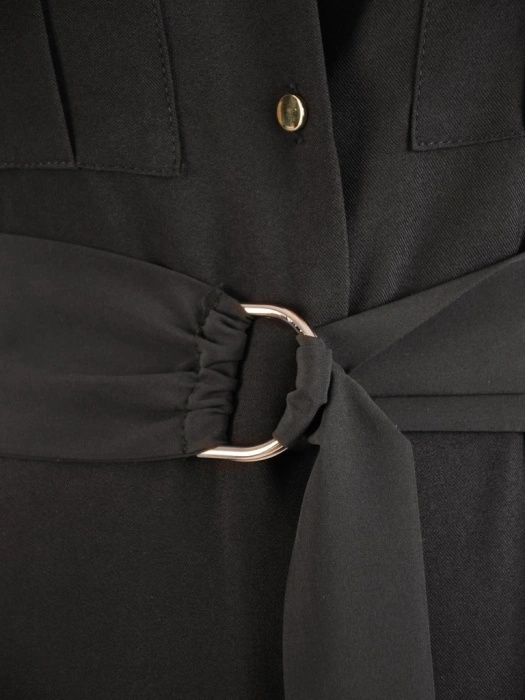 Elegancka czarna szmizjerka midi z paskiem i stójką – rozkloszowany dół akcentujący talię 34724