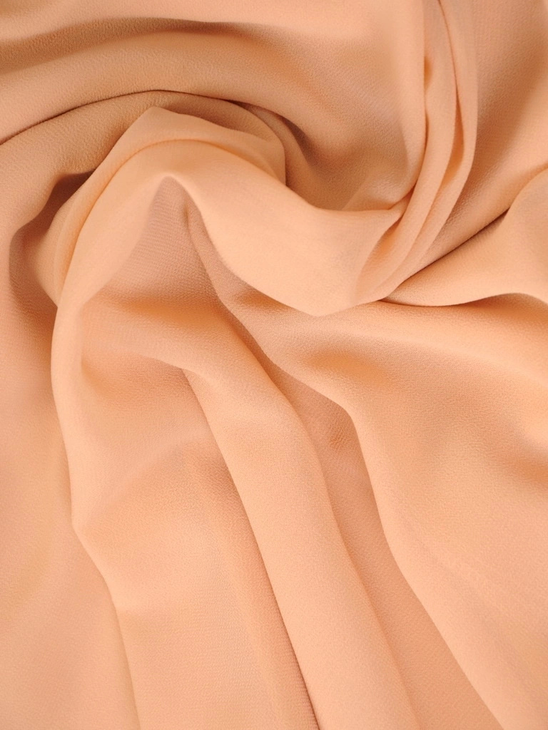 Elegancka beżowa sukienka wizytowa maxi – asymetryczny fason z ozdobną aplikacją i kopertowym dekoltem 30904
