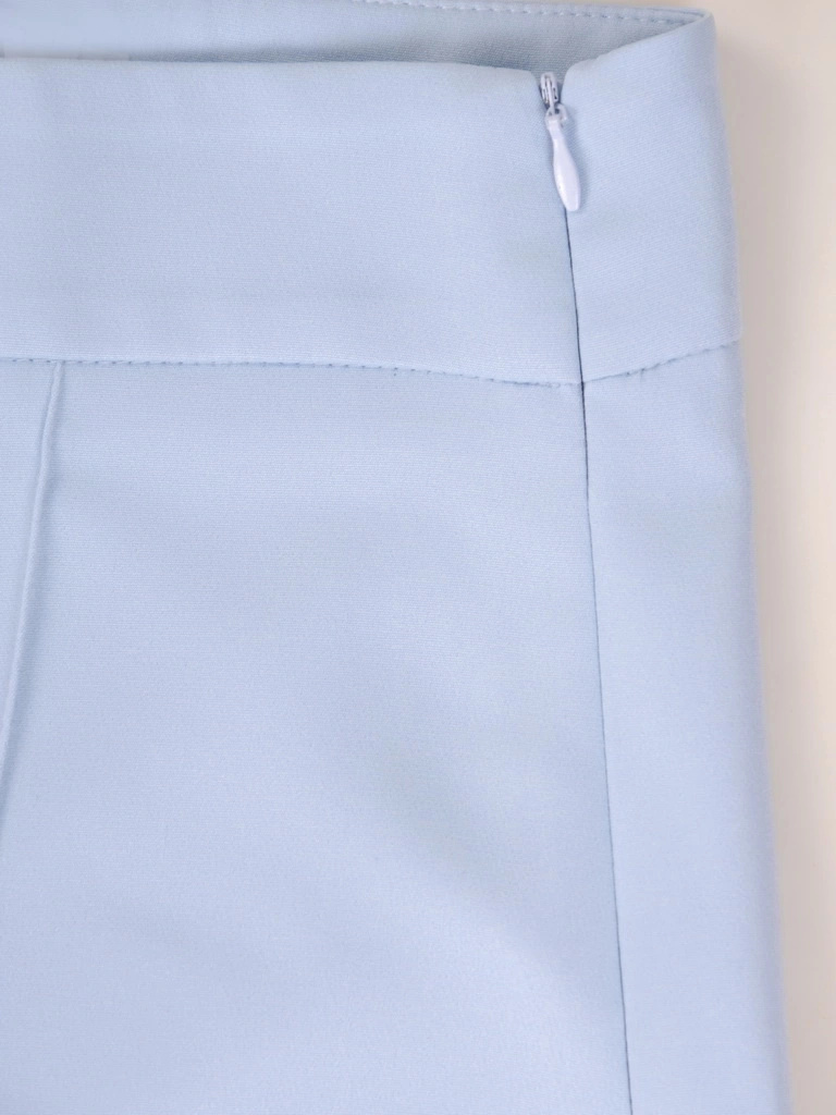 Eleganckie spodnie damskie dzwony błękitne – optycznie wydłużający nogi fason do pracy i na przyjęcia 35320