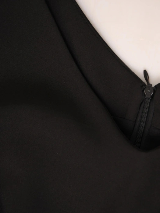 Elegancki kostium damski o prostym fasonie z narzutką w grochy – pionowe zaszewki modelujące sylwetkę 31831