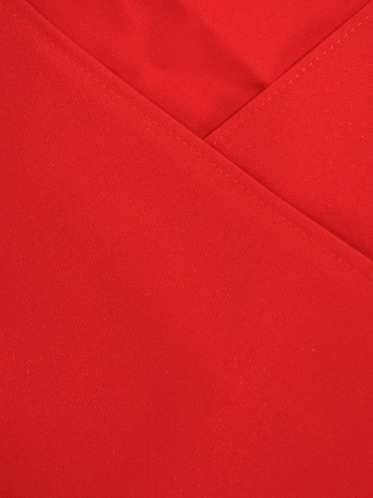 Nowoczesna sukienka z kopertowym dekoltem, czerwona kreacja z połyskującej tkaniny 22422