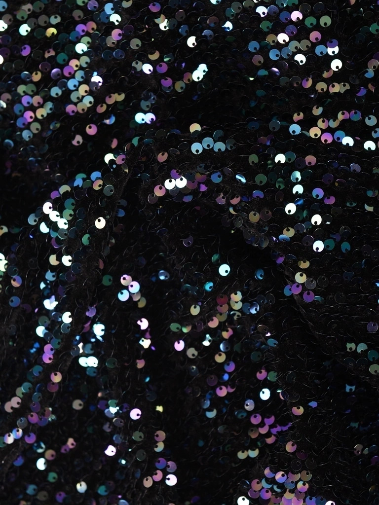 Czarna sukienka koktajlowa midi na andrzejki i sylwestra – kobiecy dekolt w serek z subtelnym cekinowym blaskiem 34716
