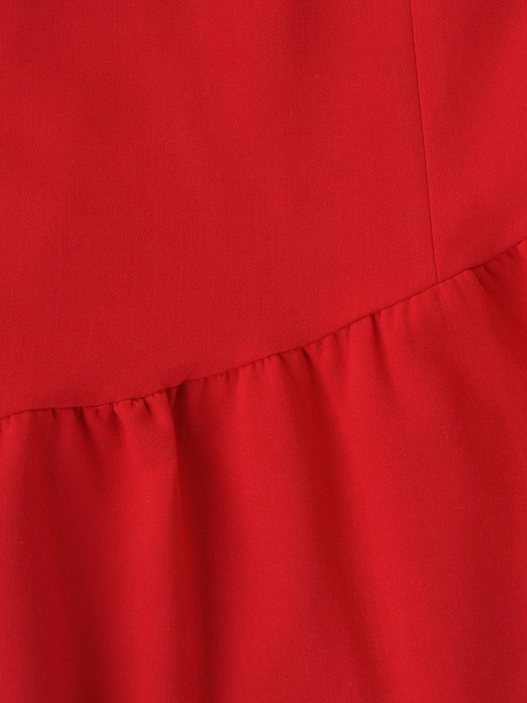 Elegancka czerwona sukienka syrenka z dekoltem łódka – kobiecy krój podkreślający figurę 10158