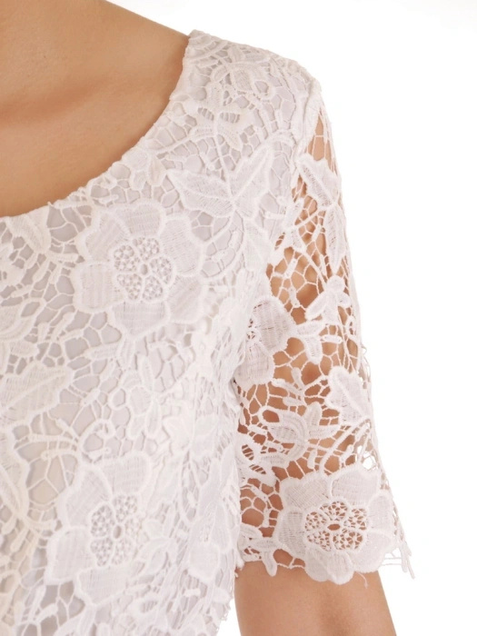 Elegancka biała sukienka rozkloszowana midi w kwiaty – kobiecy krój modelujący sylwetkę 33507