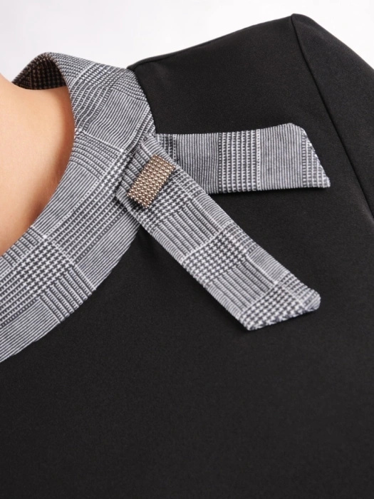 Elegancka sukienka biurowa w kratkę ze stójką – prosty krój z paskiem modelującym talię 37478