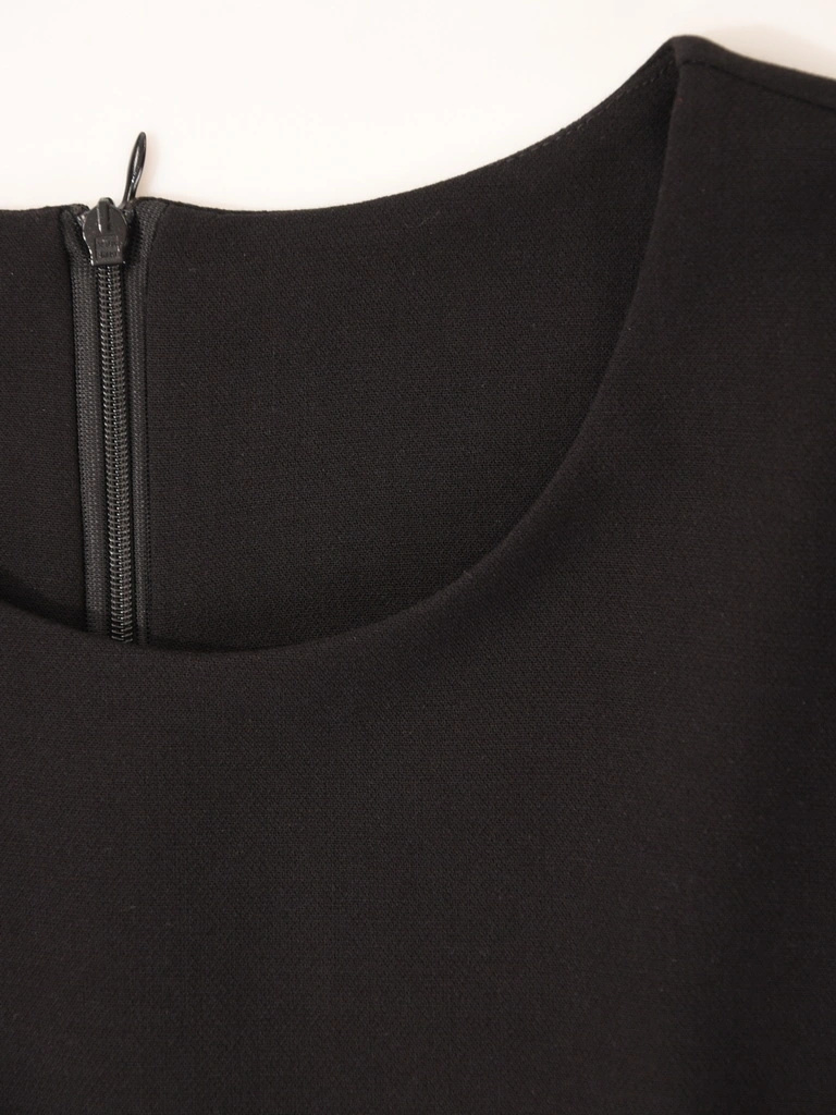 Czarna elegancka sukienka rozkloszowana midi z rękawem 3/4 – z paskiem w talii i kieszeniami 40797