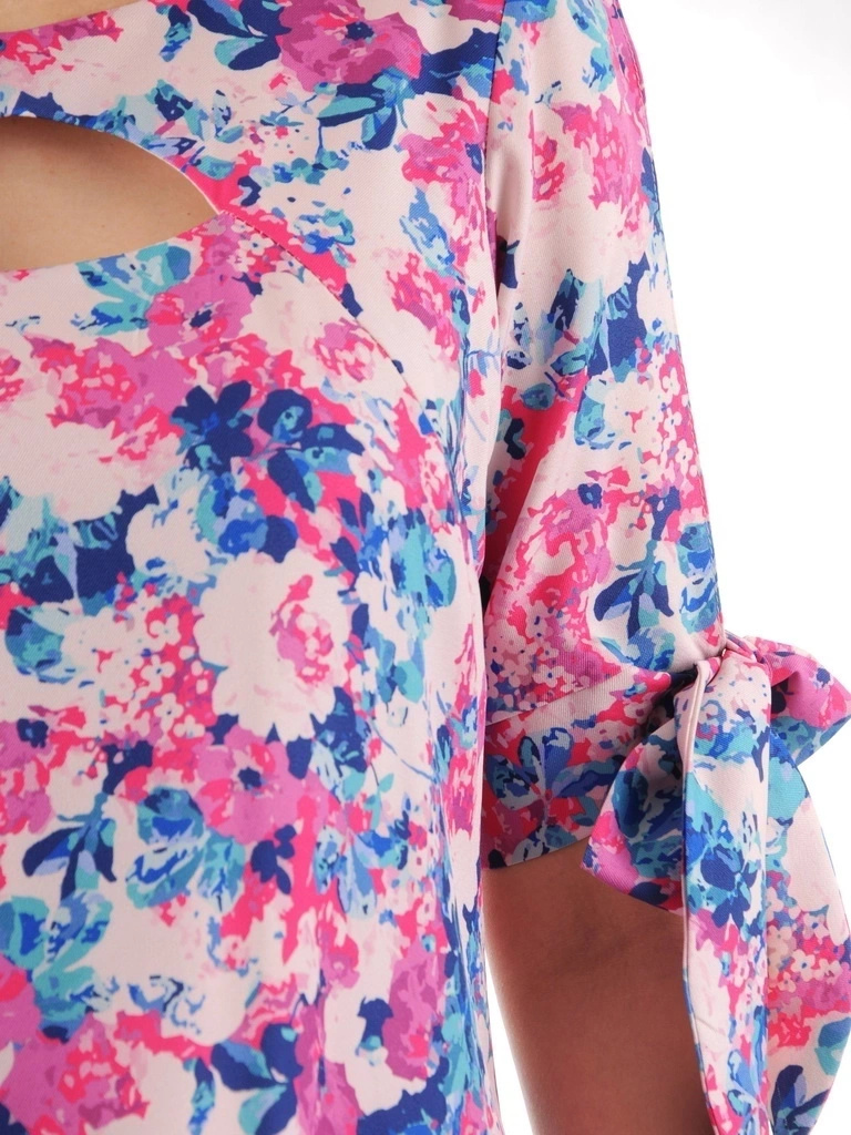 Elegancka sukienka trapezowa midi w kwiaty – tuszujący fason z subtelną falbaną 35501