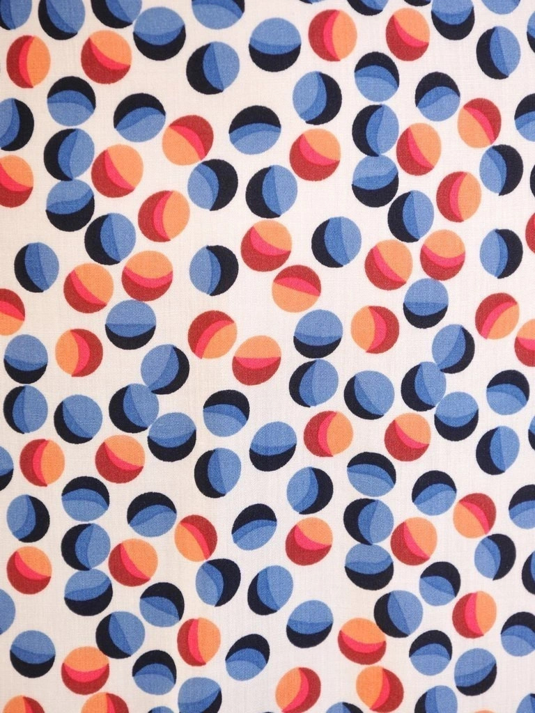 Elegancka sukienka rozkloszowana w grochy – wysmuklający krój midi na jesienne wyjścia 29614