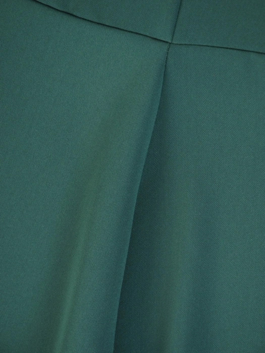 Elegancka sukienka trapezowa w kolorze butelkowej zieleni – pionowe zaszewki wysmuklające sylwetkę 34703