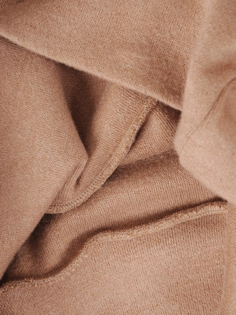 Elegancki sweter damski z golfem prosty beżowy – ciepły fason z kieszeniami na jesień i zimę 39097