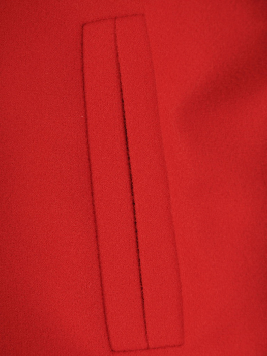 Elegancki czerwony płaszcz damski z ozdobną klamrą 34032