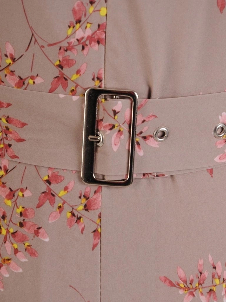 Elegancka sukienka rozkloszowana midi w kwiaty – wysmuklające przeszycia i pasek w talii 24564
