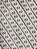 Czarno-biała sukienka trapezowa w geometryczny wzór – maskujący fason z ozdobnymi falbanami 35109