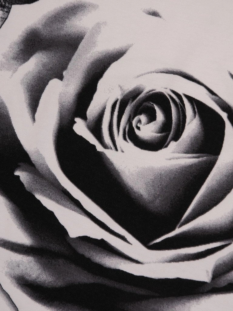 Wizytowa bluzka damska w kwiaty czarno-ecru, prosty fason – wygodny krój tuszujący sylwetkę 10425