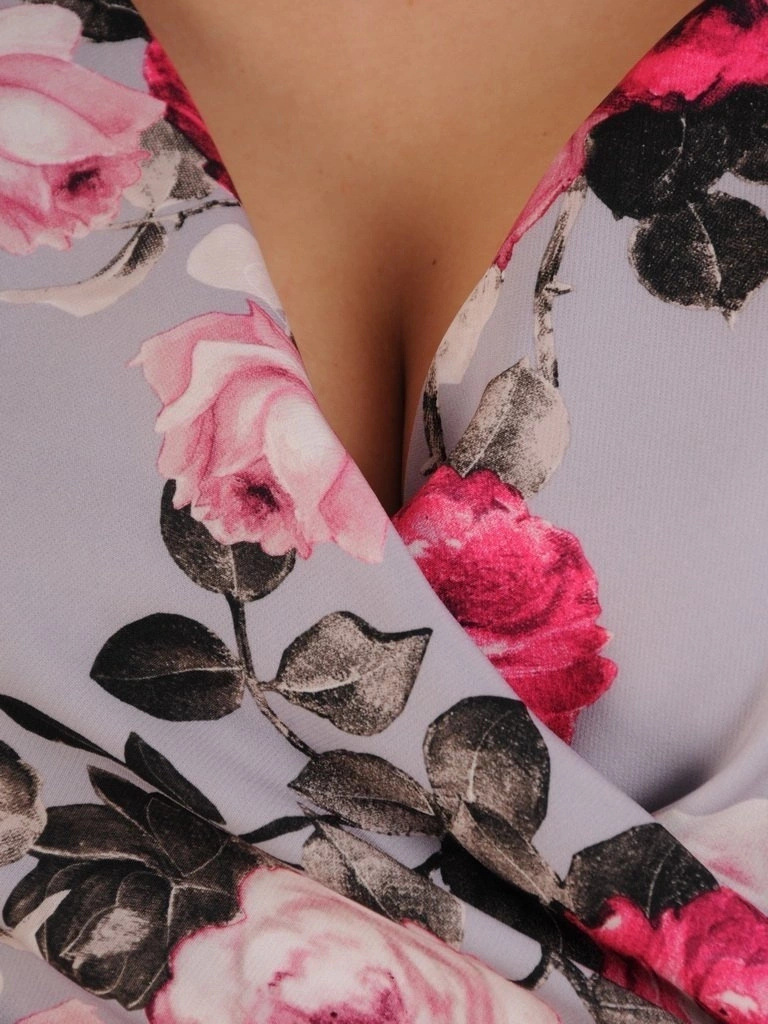 Elegancka szara sukienka ołówkowa w kwiaty midi – efektowne marszczenia modelujące talię 25111