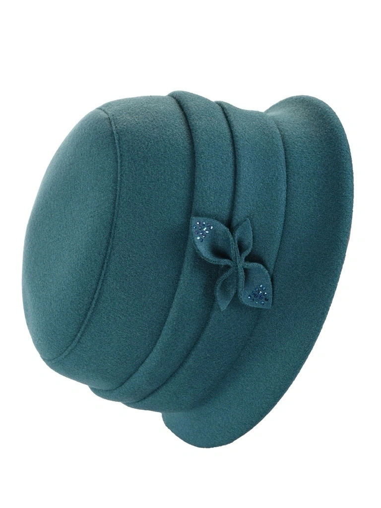 Elegancki morski kapelusz damski cloche z ozdobnym kwiatem i cyrkoniami – ocieplany model na zimę 40930