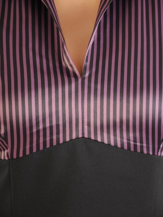 Elegancka sukienka ołówkowa w paski midi – fason podkreślający talię z ozdobnymi mankietami 34704