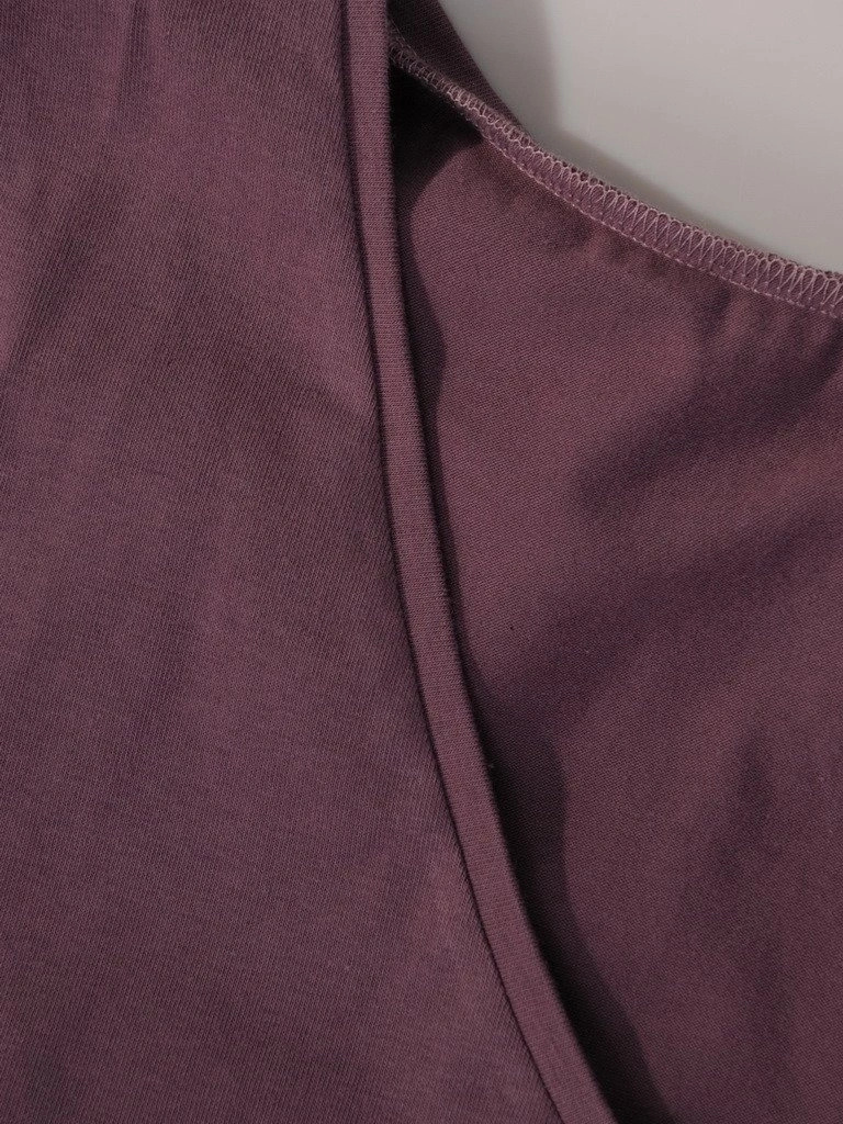 Fioletowa sukienka mini o prostym kroju – komfortowy fason na co dzień i do pracy 11576