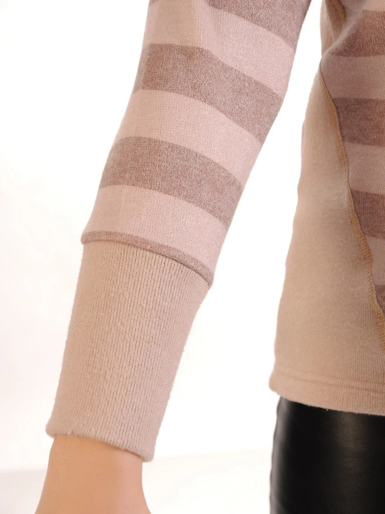 Klasyczny beżowy sweter w paski – fason kimono optycznie modelujący sylwetkę na co dzień 34826