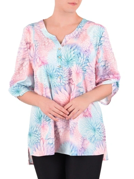 Elegancka bluzka damska wiskozowa w kwiaty – prosty fason z ozdobnymi guzikami 41094