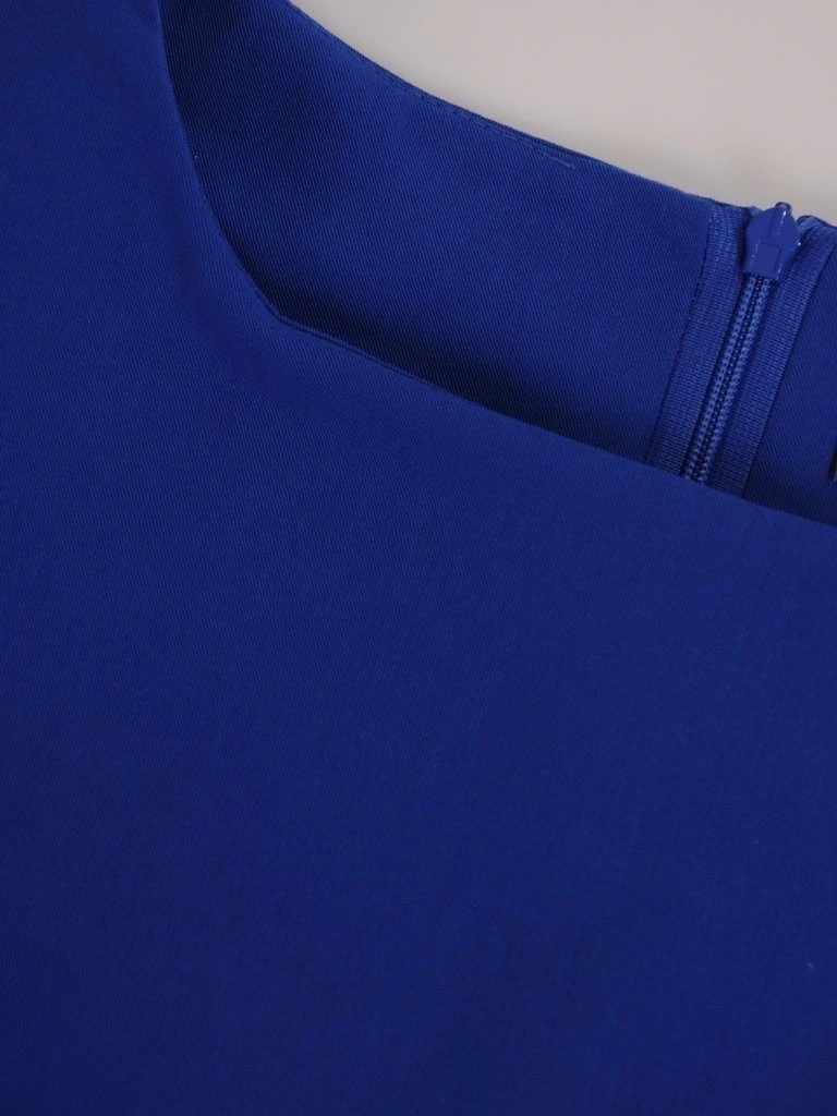 Elegancka chabrowa sukienka midi o kroju tulipan – dekolt w łódkę i modelujące sylwetkę przeszycia 1550