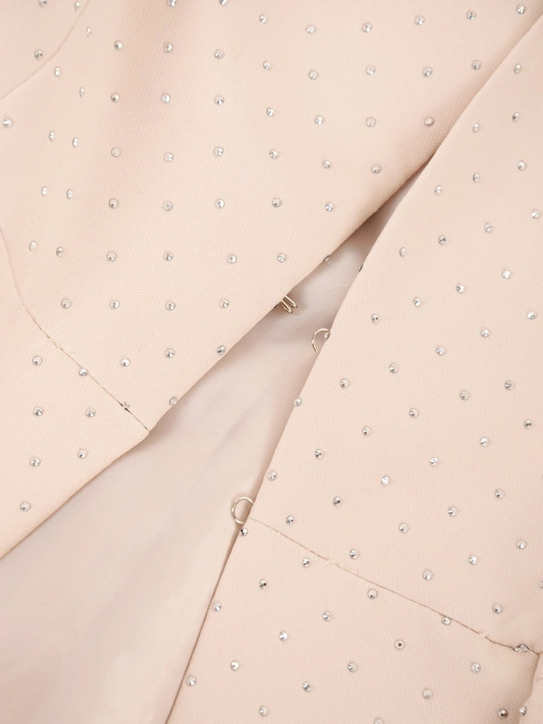 Elegancki żakiet damski do sukienki na wesele beżowy – prosty krój z ozdobnym wycięciem 39464