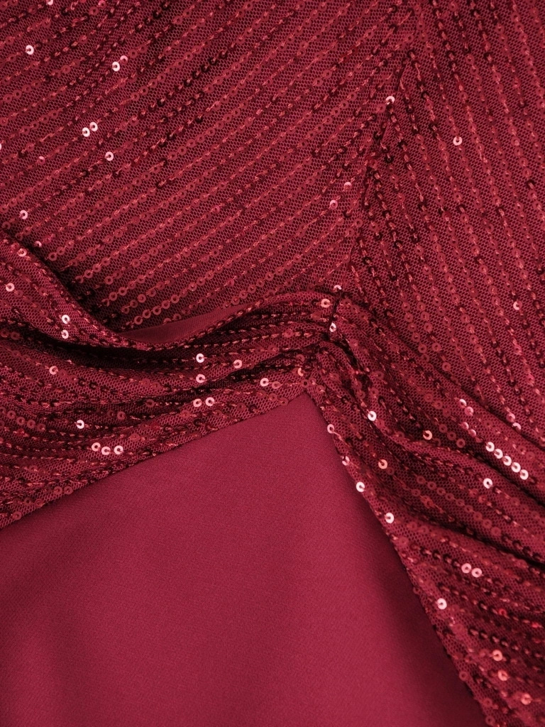 Elegancka bordowa sukienka midi z połyskującą górą – prosty krój z dekoracyjną szarfą 36693