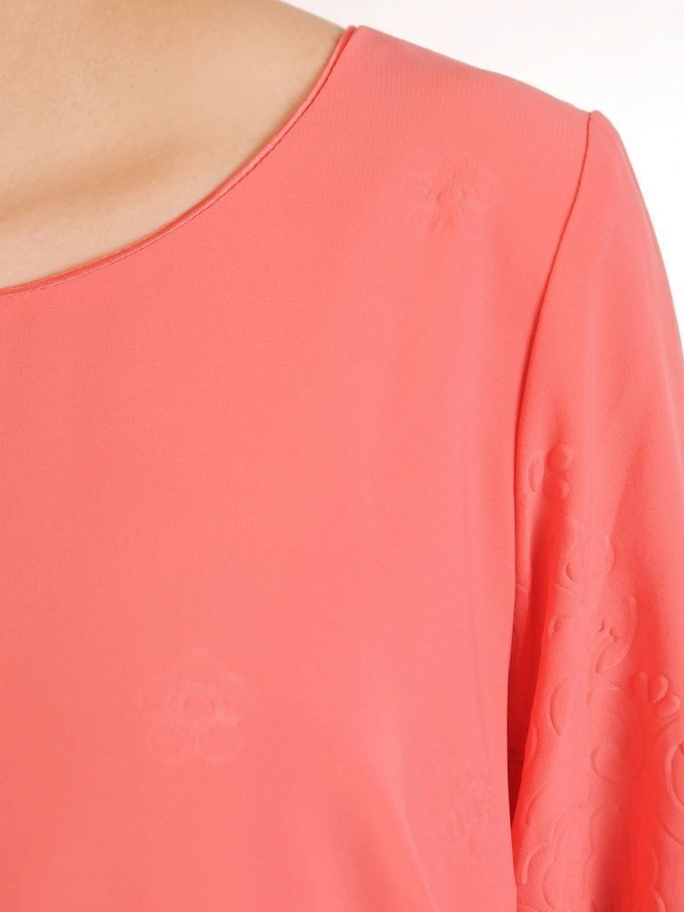 Elegancka sukienka trapezowa midi koralowa – swobodny krój tuszujący biodra z wiązanym rękawem 29866