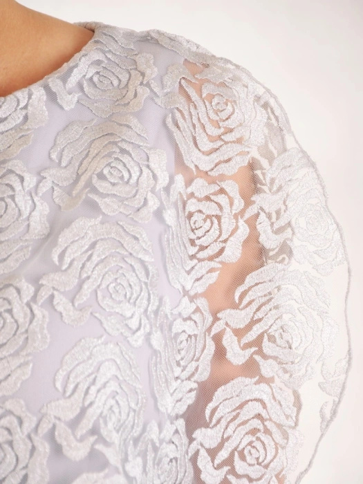 Elegancka sukienka midi w kwiaty na wesele – prosty fason w gołębim odcieniu 32632