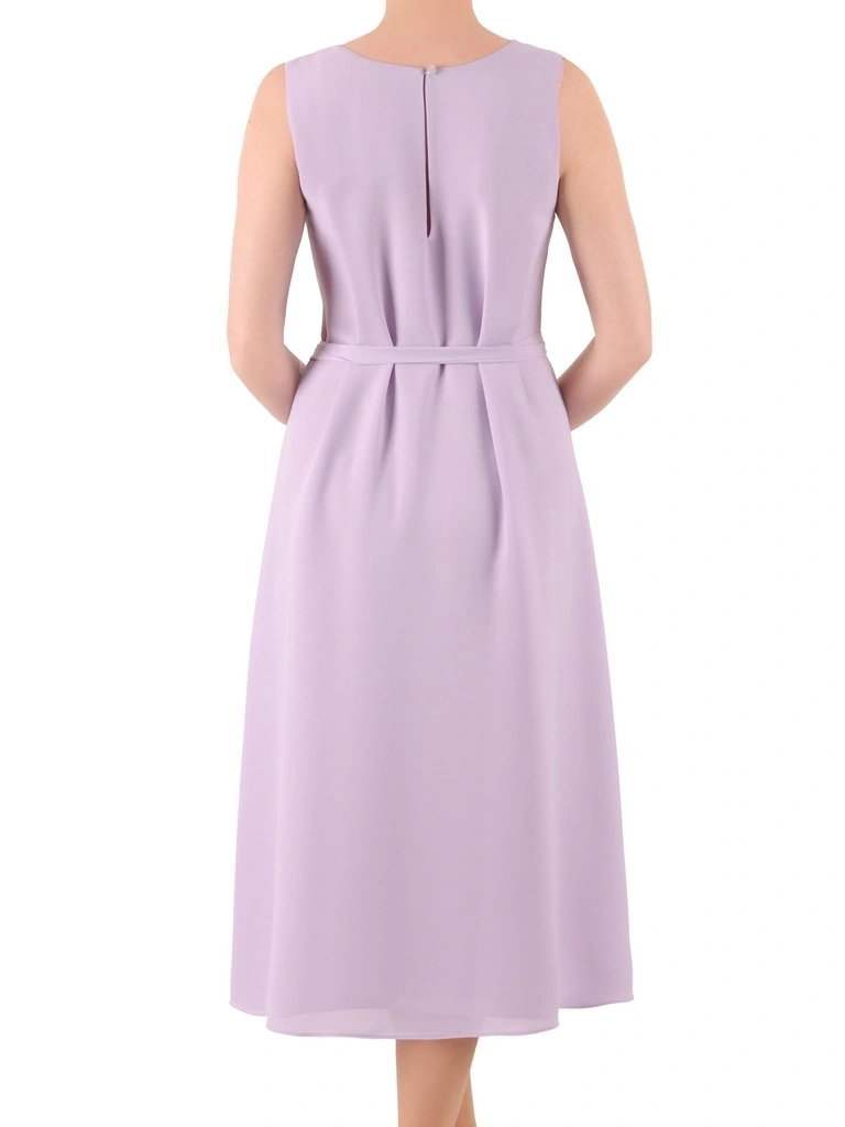Elegancka fioletowa sukienka trapezowa midi – swobodny fason z ozdobnym kwiatem w pasie 39547