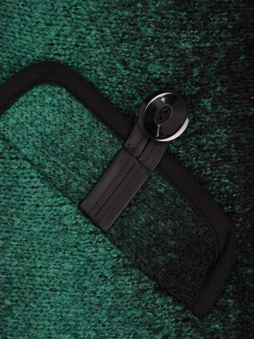 Elegancki zielony sweter damski rozpinany na suwak – wygodny luźny fason z ozdobnymi guzikami 42178