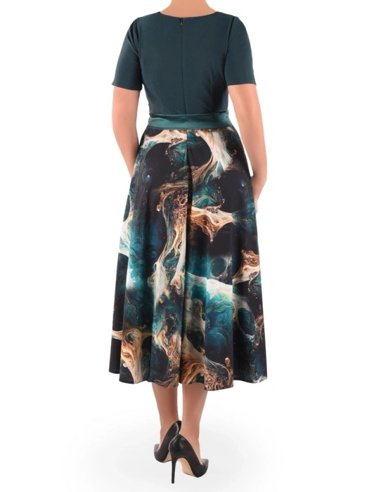 Sukienka rozkloszowana maxi w butelkowej zieleni – elegancki fason modelujący talię 40502