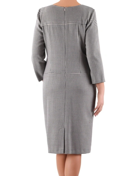 Elegancka granatowa sukienka w pepitkę do pracy – prosty fason midi wysmuklający sylwetkę 40983