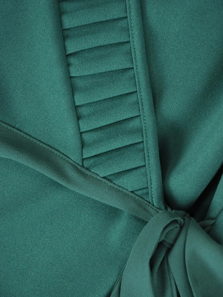 Elegancka sukienka trapezowa midi w butelkowej zieleni – szyfonowe rękawy i plisy tuszujące biodra 36603