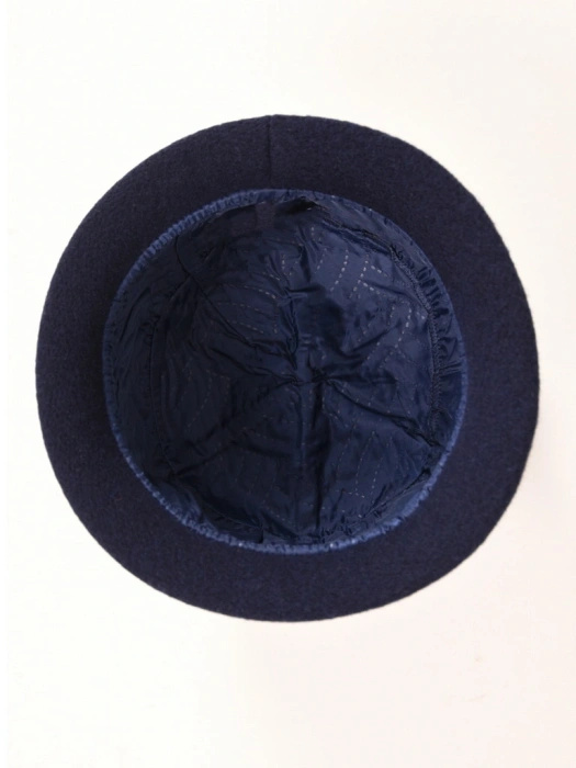 Elegancki granatowy kapelusz damski cloche – ozdobny kwiat i regulacja obwodu na zimę 42384